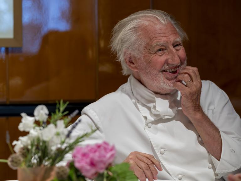 Le chef cuisinier Pierre Gagnaire dans son restaurant
