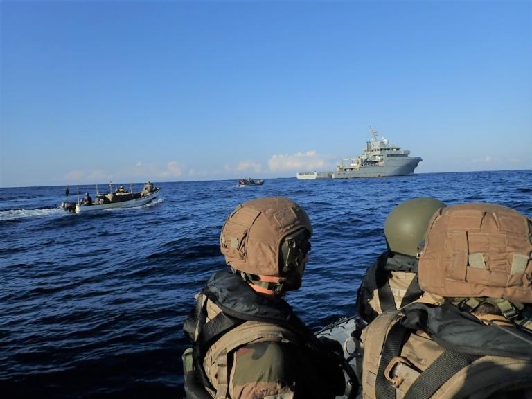 FAZSOI - Le BSAOM Champlain conduit une opération de police de pêche sur le banc de la Zélée 