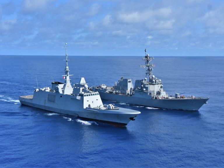 La FREMM Bretagne à gauche et l'USS Dewey à droite en navigation