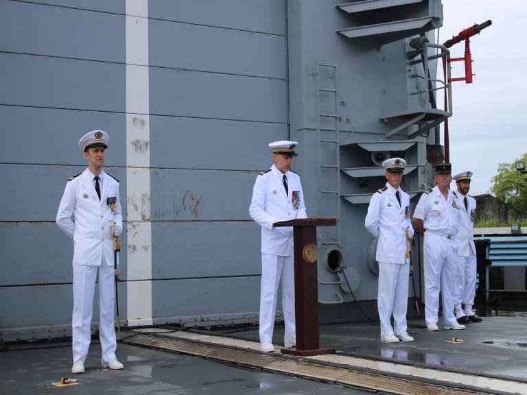 Le capitaine de frégate (CF) Christophe Le Tutour, commandant de la base navale de Fort-de-France, a fait reconnaître le CF Frédéric Ollive comme commandant de la frégate de surveillance Ventôse