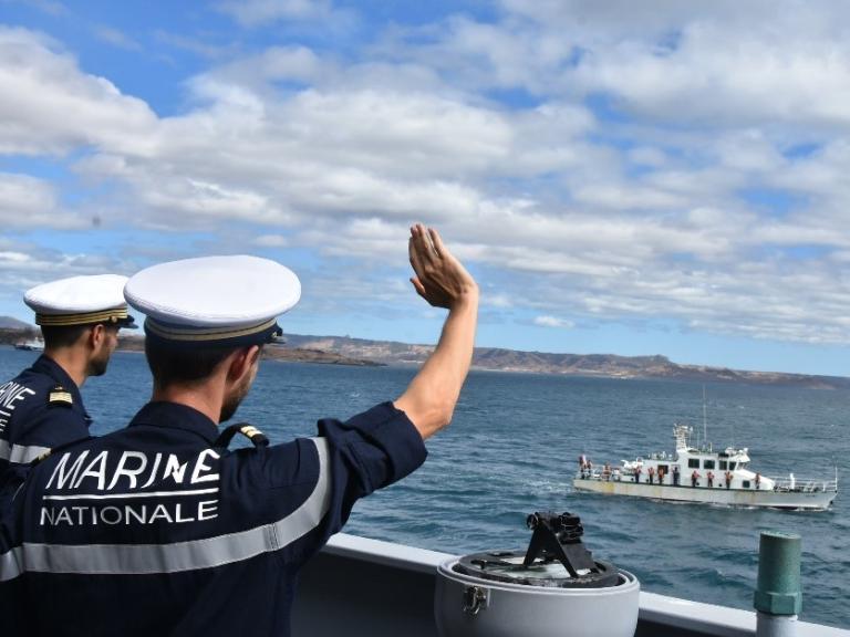 Deux marins saluent un bateau