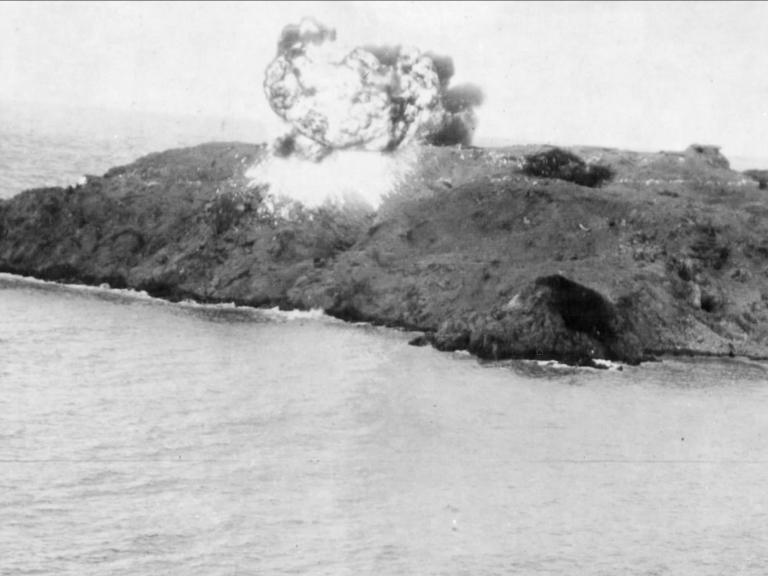 Explosion de napalm sur l'île de Cézembre