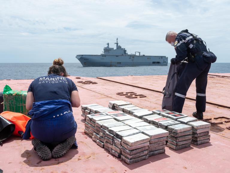 Le PHA Dixmude en opération Corymbe dans le golfe de Guinée saisit plus de 6 tonnes de cocaïne