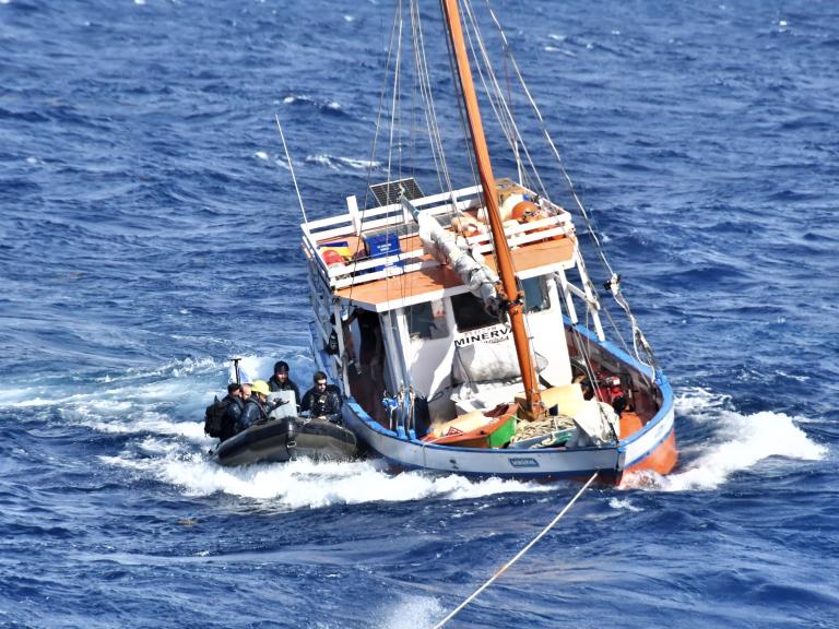 Le Minerva est remorqué vers Fort-de-France mais une voie d'eau va provoquer son naufrage