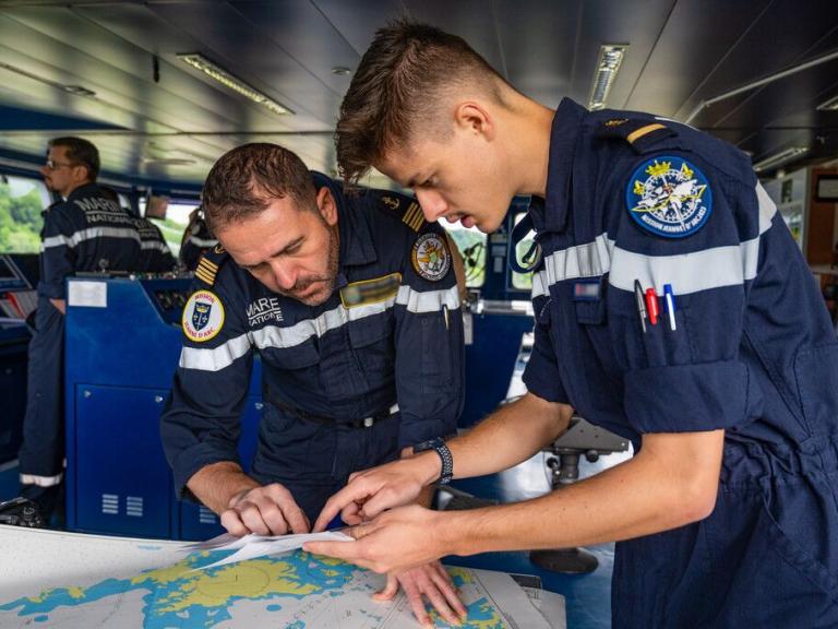 Deux marins consultent une carte