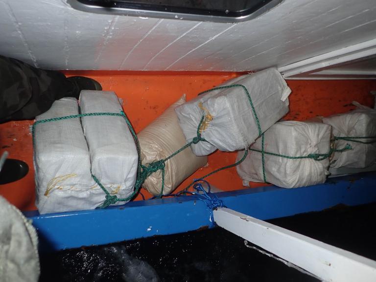 Des ballots de drogue découverts à bord