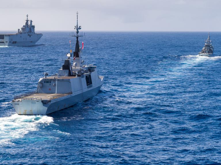 3 navires en mer