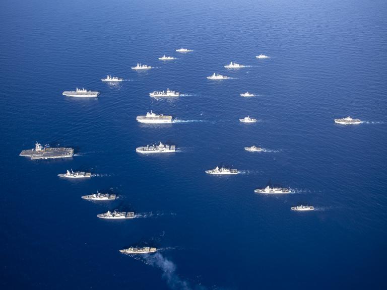 Groupe de navires en mer