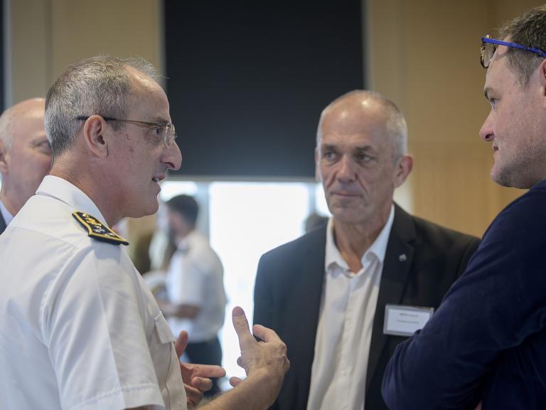 Amiral Vaujour avec des civils de la Marine