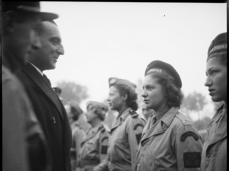 Rencontre du ministre de la Marine avec des Marinettes lors d'une prise d'armes le 9 octobre 1944