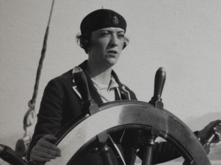 Virginie Hériot à la barre de l'un des yatchs 