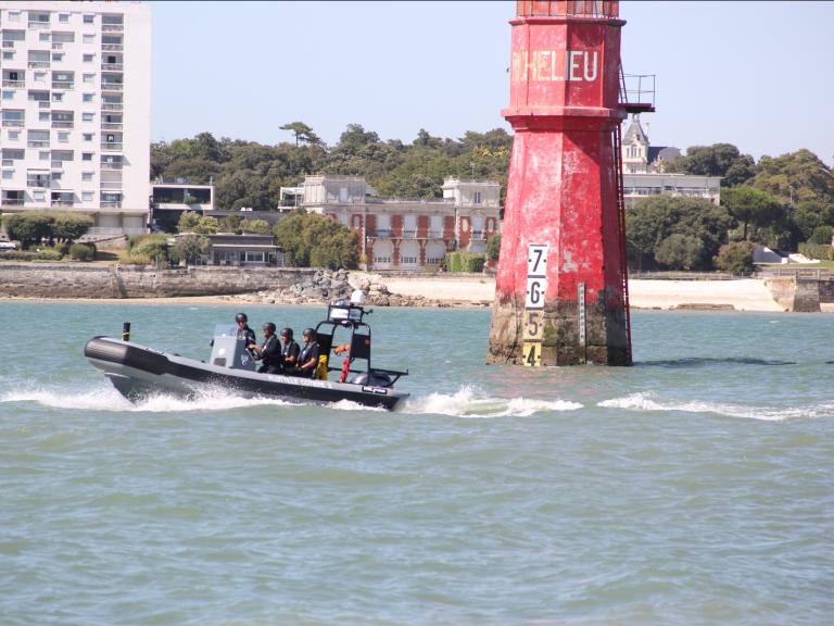une embarcation nautique dans le port de La Rochelle
