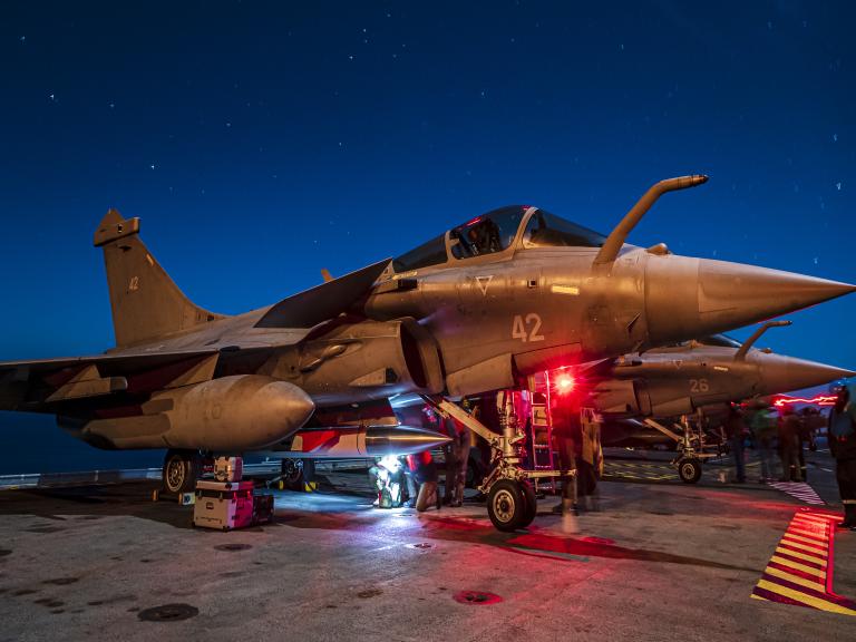 Un rafale Marine est équipé, par l'équipe d'armuriers aéronautique, d'un missile air-sol moyenne portée amélioré (ASMP-A) sur le pont d'envol du porte-avions Charles de Gaulle.