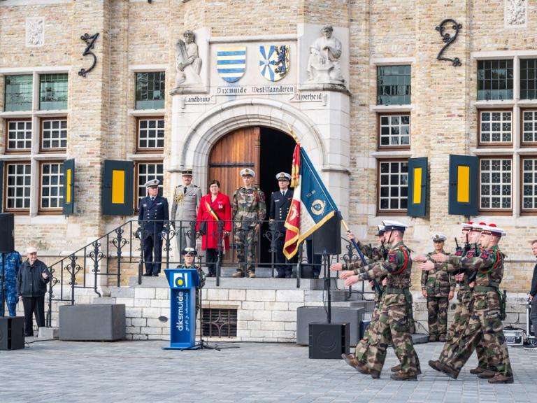 Un détachement de fusiliers marins défile devant leur commandant