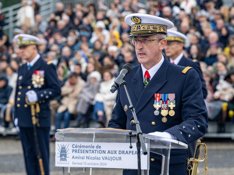 Le chef d'etat-major de la Marine, au micro, s'exprime devant les élèves de l'Ecole navale