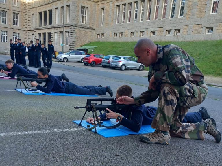 Un instructeur PMM explique aux stagiaires le maniement du famas ainsi que les règles de sécurité