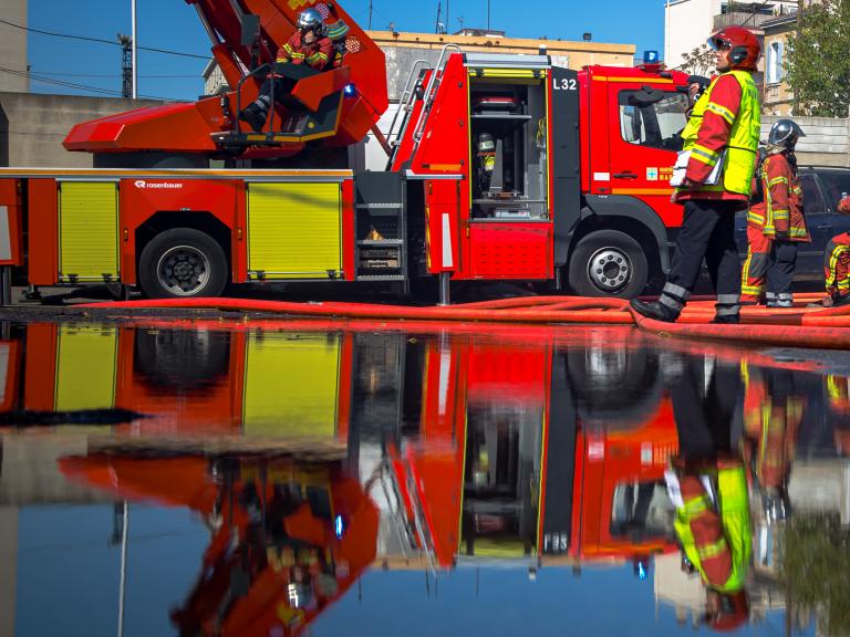 un camion des marins-pompiers de Marseille à l'arrêt