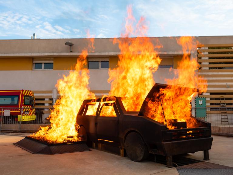 une voiture en flammes dans un centre d'entrainement