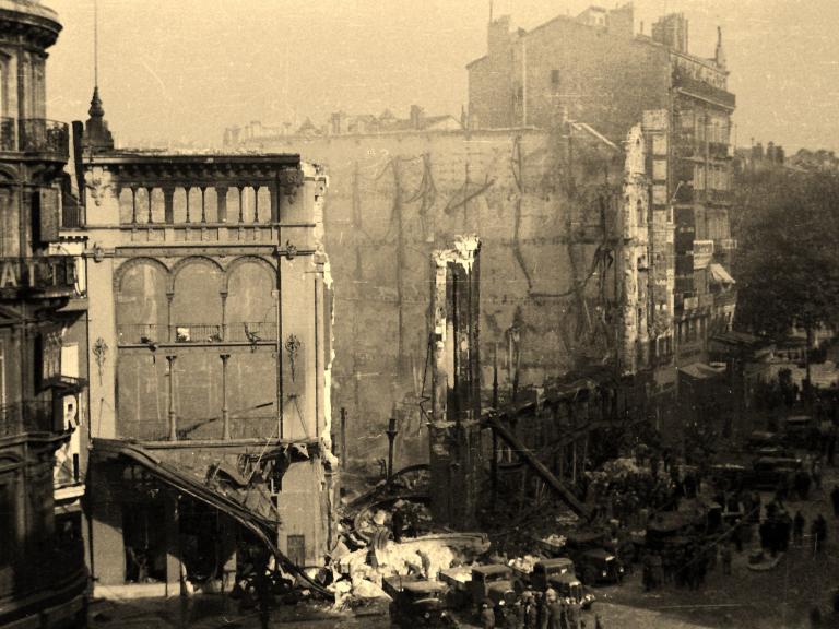 Feu Nouvelles Galeries Vue générale de la Canebière