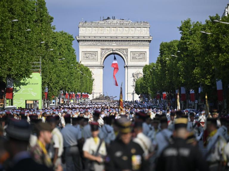 14 juillet sur les Champs-Élysées, les troupes défilantes devant l'Arc de Triomphe